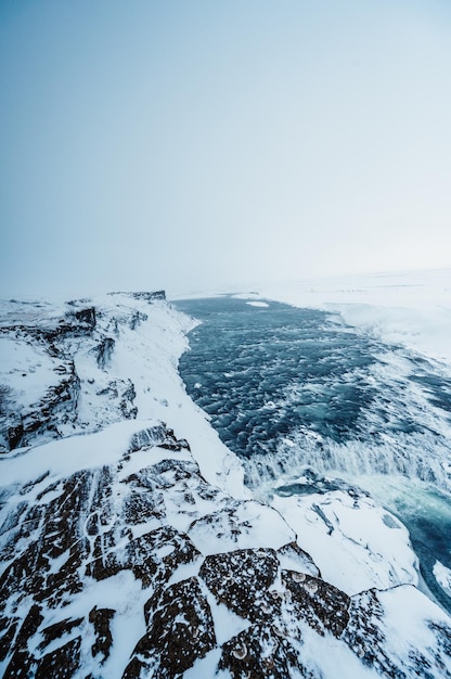 Gullfoss waterval uitzicht en winter Lanscape foto in het winterseizoen Gullfoss is een van de meest populaire watervallen in IJsland en toeristische attracties