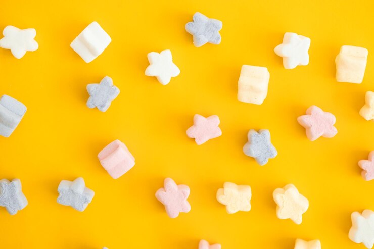 黄色の背景にグミキャンディー上面図ゼリーのお菓子