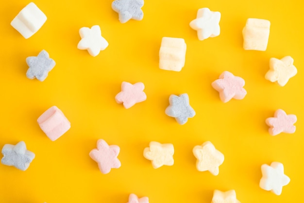 Gummy snoepjes op gele achtergrond Bovenaanzicht Jelly snoepjes