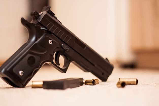 銃を床に置いた犯罪者 銃弾のを銃盗み 殺人 犯罪マフィアの隣に置いた