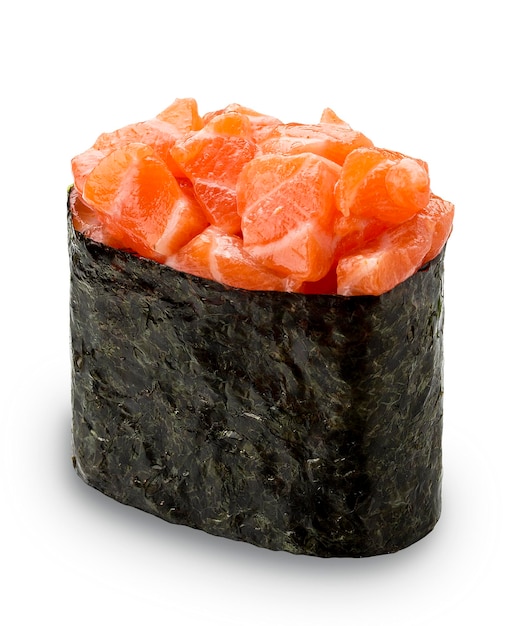 Gunkan sushi met zalm op witte achtergrond geïsoleerd