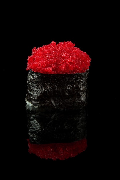 Photo gunkan sushi rolls with tobiko red caviar