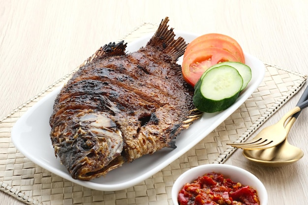 Gurame bakar madu gegrilde gourami met honing en sojasaus geserveerd met sambal chilisaus