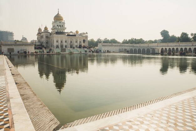 Gurudwara Bangla Sahib Sik-tempel in Delhi India. Een heilige plaats van sikhi-religie. De weerspiegeling van de tempel in een schoon spiegelwater.