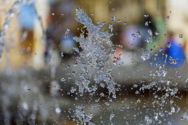 Прилив воды из фонтана. Всплеск воды в фонтане