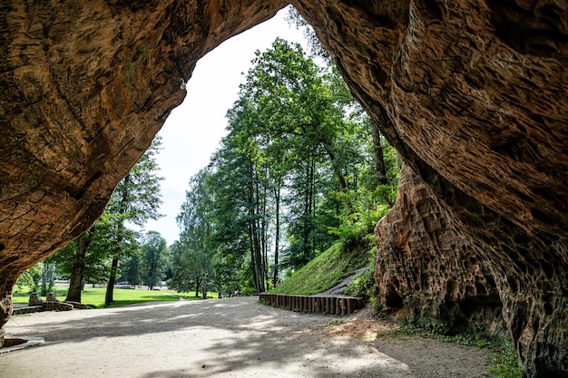 ラトビア、スィグルダ国立公園の内側から見たグートゥマニャ洞窟