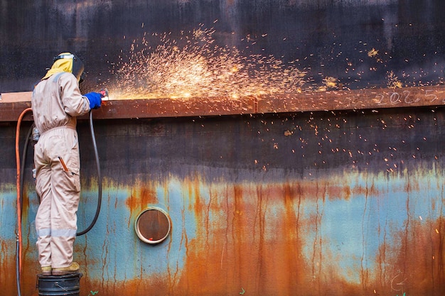 Gutsen lassen vonk brand industriële lasser dragen veiligheid beschermend masker constructie reparatie tank olie