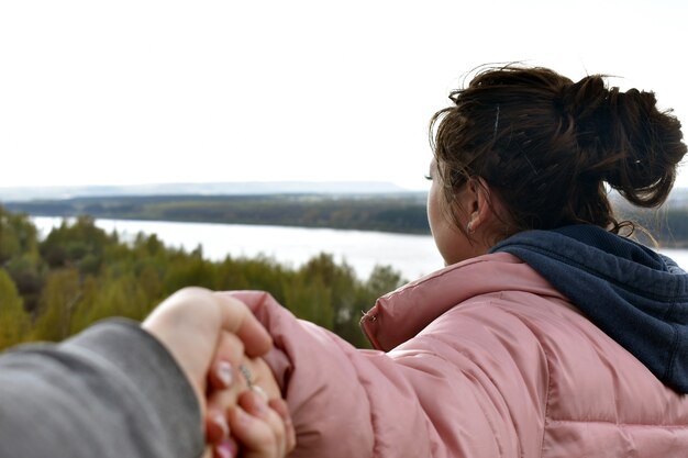 写真 男と女は手をつなぐ