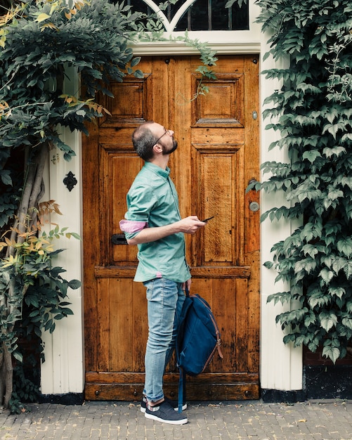 Foto guy baard bril straatman straat den haag den haag richting een lopen