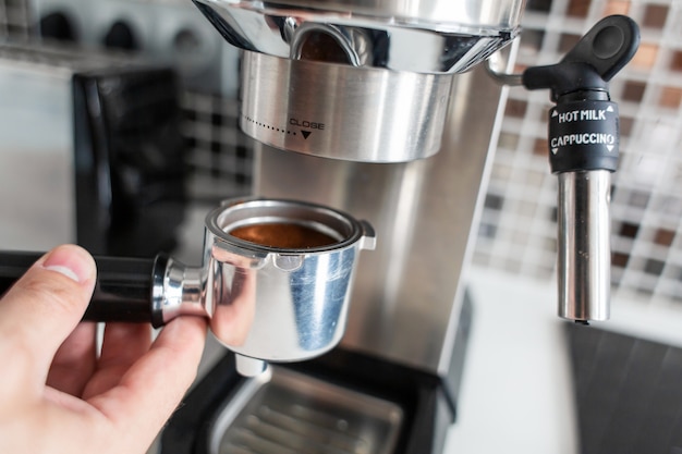 Guy bereiden heerlijke aromatische koffie in een koffiezetapparaat. Een eenvoudige manier om koffie te zetten