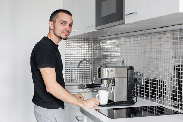 Guy bereiden heerlijke aromatische koffie in een koffiezetapparaat. Een eenvoudige manier om koffie te zetten