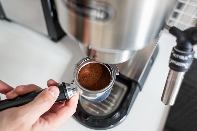 Guy bereiden heerlijke aromatische koffie in een koffiezetapparaat. Een eenvoudige manier om koffie te zetten