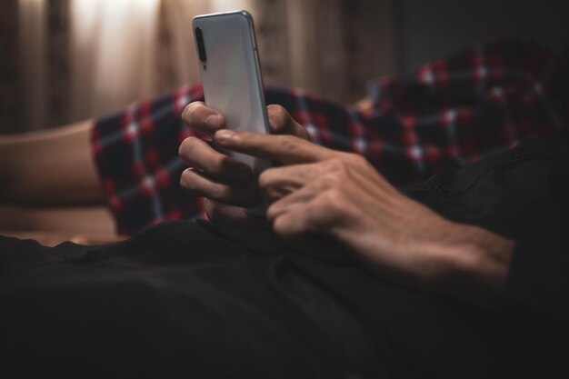 Ragazzo che tradisce sua moglie con le telefonate