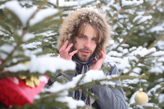 雪に覆われた自然のモミの木の男