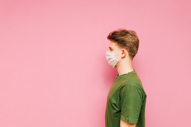 Il ragazzo con la maschera di garza distoglie lo sguardo pandemia di coronavirus quarantena covid19