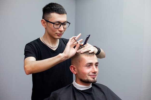 Ragazzo che si taglia i capelli in un barbiere