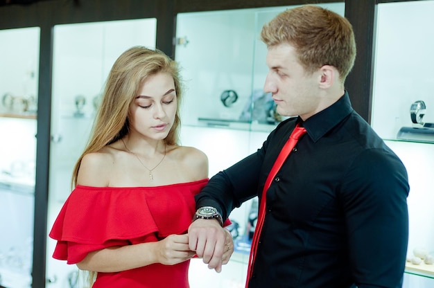 Foto il ragazzo e la ragazza stanno comprando l'orologio