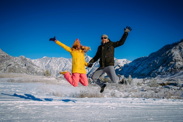 Ragazzo e ragazza si divertono durante le vacanze di capodanno in montagna