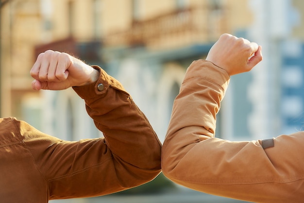 Photo a guy and a girl meet on the street with bare hands