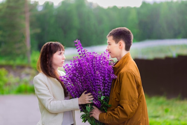 A guy gives flowers to his sweetheartxa