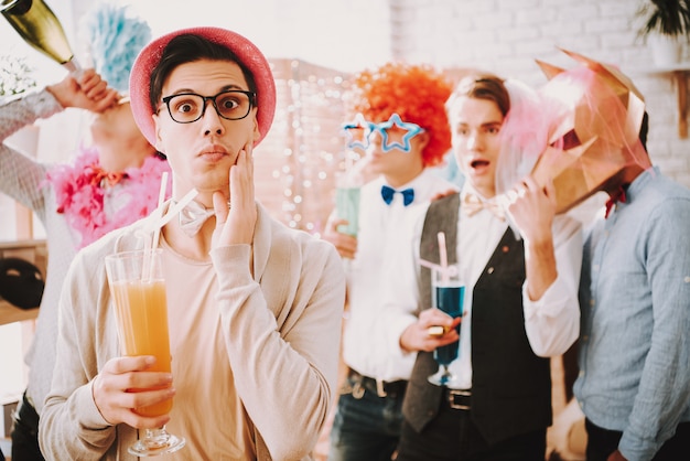 Foto ragazzo con gli occhiali con un cocktail a una festa gay