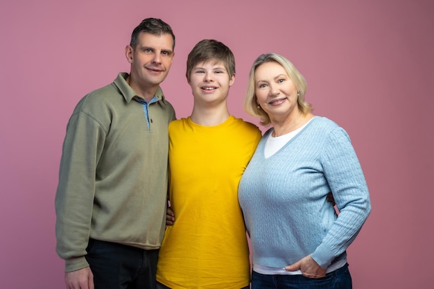 Photo guy hugging man and woman looking at camera