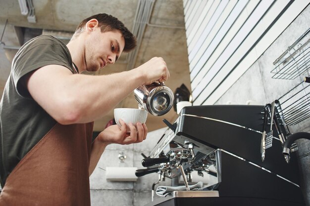 Foto il ragazzo è un barista fa il caffè