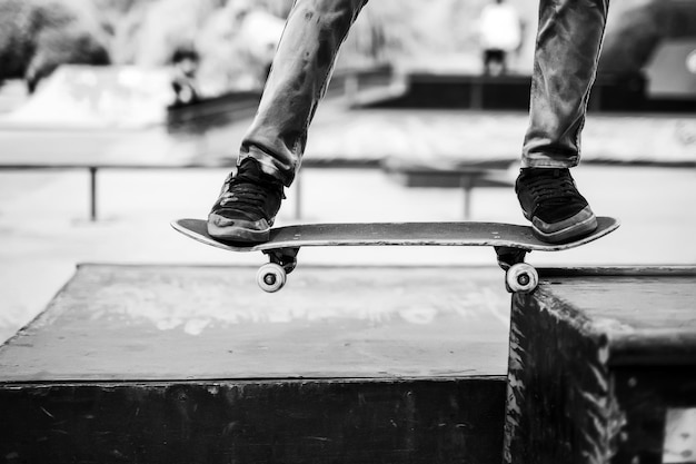 Foto il ragazzo sta andando sullo skateboard. sfondo