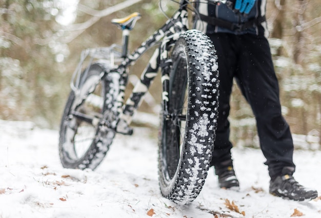 Photo the guy keeps fatbike in the woods in winter