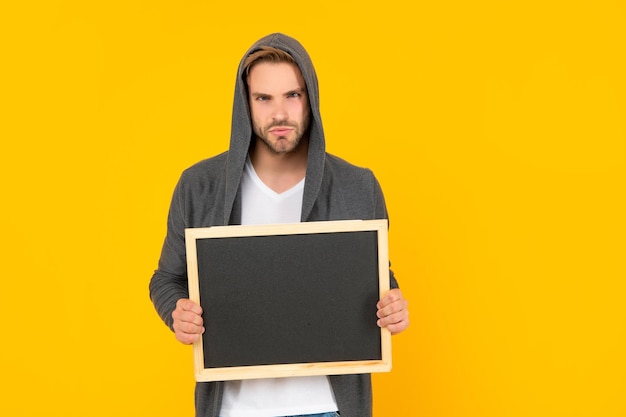 Guy maakt aankondiging man achter schoolbord plaats voor nuttige informatie advertentie kopieer ruimte uw marketingontwerp man in kap met schoolbord