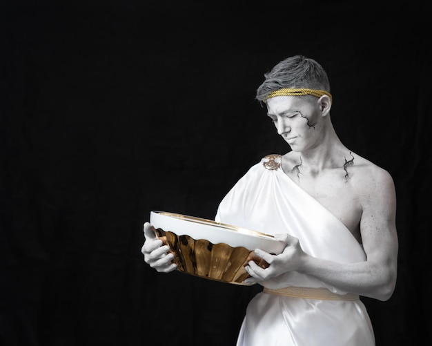 Photo a guy in makeup for an antique ancient statue emotional portrait with free space for text