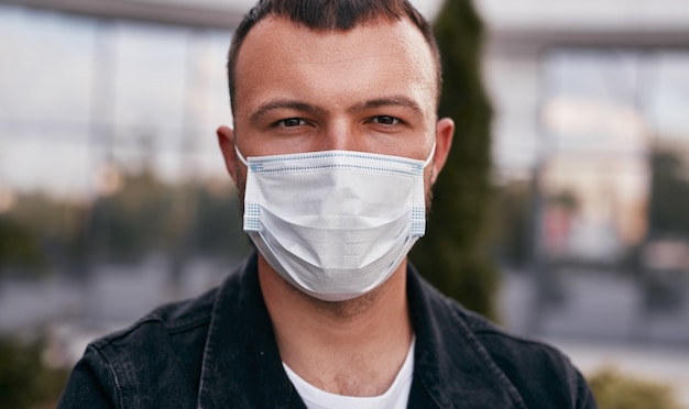 Ragazzo in maschera medica per strada