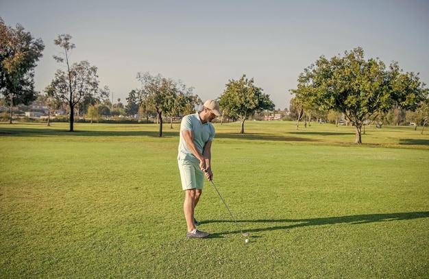 緑の草夏の活動プロ スポーツ屋外でゲームをプレイする男