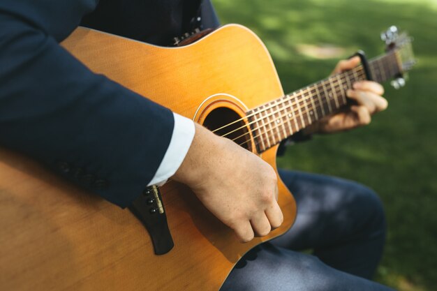 Guy suonare la chitarra