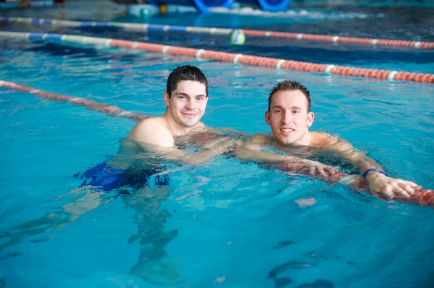 Ragazzo in piscina