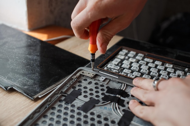 Guy repareert laptop thuis