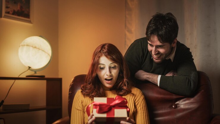 फोटो guy surprise his girlfriend with gift box for valentines day