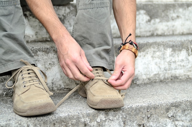 Guy vastbinden schoenkant. Comfortabele schoenen stadswandeling