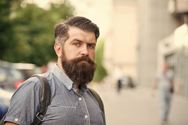 Guy verkennen stad Comfortabel toerisme zomervakantie Hipster dragen rugzak stedelijke straat achtergrond bebaarde man reizen met rugzak Sightseeing concept rugzak voor stedelijke reizen