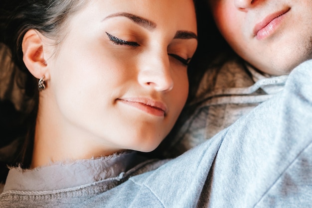 Guy and woman in the house, relaxing