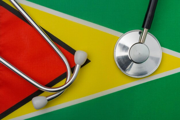 写真 ガイアナの国旗と聴診器医学の概念