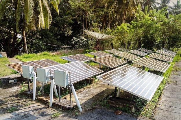 Guyed Cell Tower met zonnepanelen geïnstalleerd op de grond