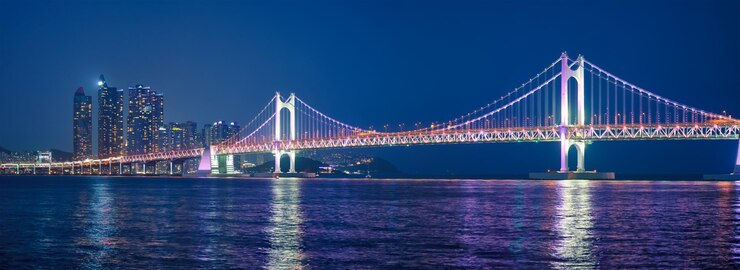 밤 부산 한국의 광안 대교와 고층 빌딩