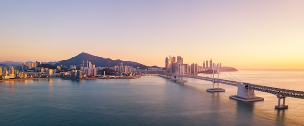 Gwanganbrug en Haeundae-luchtmening bij Zonsopgang, Busan, Zuid-Korea