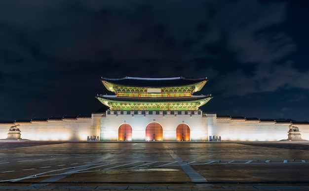 韓国の夜、ソウルの景福宮にある光門門