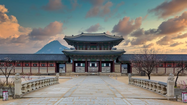 Gyeongbok-paleis in de stad Seoul Gyeongbokgung-paleisoriëntatiepunt van Seoul Zuid-Korea Koreaans houten traditioneel huis in Gyeongbokgung, het belangrijkste koninklijke paleis van de Joseon-dynastie