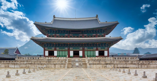 Gyeongbok-paleis in de stad Seoul Gyeongbokgung-paleisoriëntatiepunt van Seoul Zuid-Korea Koreaans houten traditioneel huis in Gyeongbokgung, het belangrijkste koninklijke paleis van de Joseon-dynastie