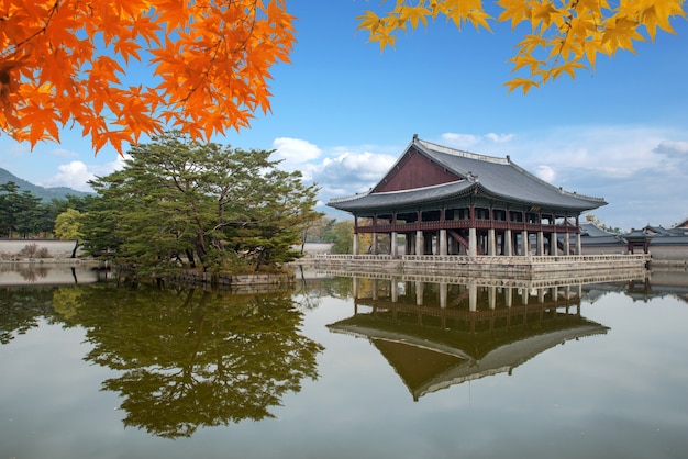 写真 韓国ソウルの秋の景福宮。