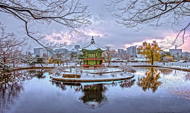 사진 한국 서울의 겨울에 경복궁.