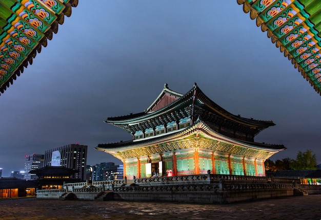 Gyeongbokgung palace 's nachts in seoel, zuid-korea.